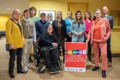 Demissionair minister Yeşilgöz (J&V) voerde op donderdag 21 maart aangrijpende gesprekken met slachtoffers van anti-lhbti+ geweld.