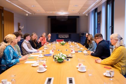 Demissionair minister Yeşilgöz (J&V) voerde op donderdag 21 maart aangrijpende gesprekken met slachtoffers van anti-lhbti+ geweld.