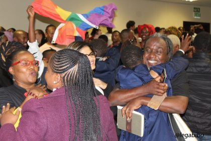 GRENZELOOS - Activisten vieren de decriminalisering van homoseksulaiteit in Botswana - FOTO LEGABIBO